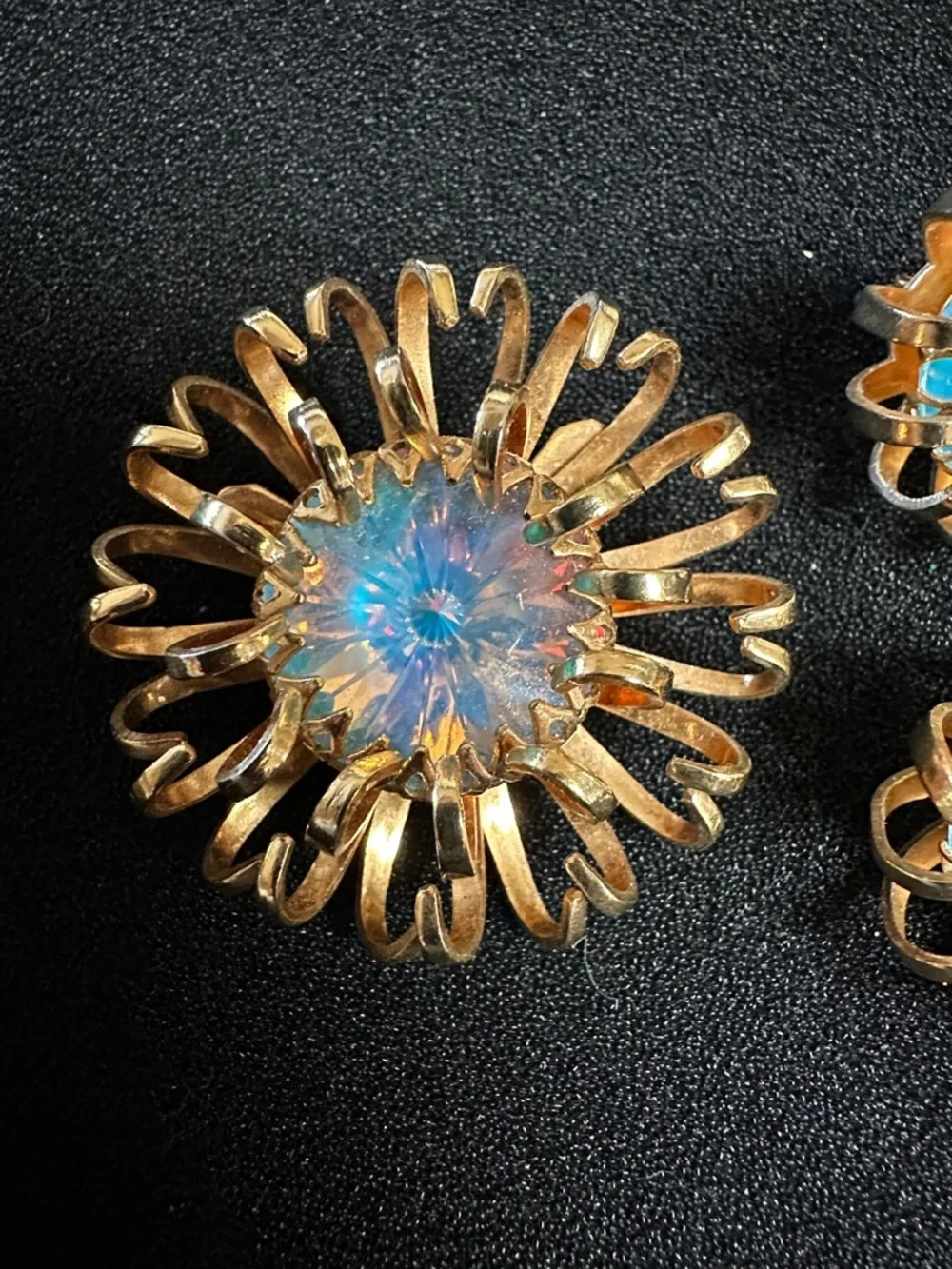 1969 Sarah Coventry Mystic Blue Brooch and Clip-On Earrings - Picture 2 of 13
